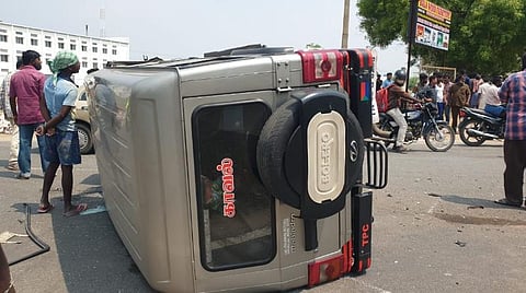 ஊத்துக்குளி அருகே வெள்ளியம்பாளையத்தில் கடத்தப்பட்ட போலீஸ் வாகனம் விபத்தில் சிக்கியது.