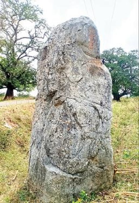 சாளுர் கிராமத்தில் கண்டெடுக்கப் பட்ட குத்துக்கல்.