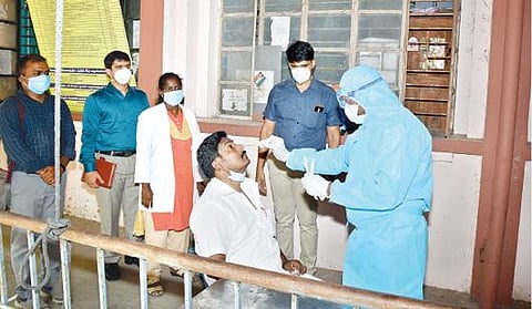 ஆரணியில் வாக்கு எண்ணும் மையத்துக்கு வருபவர்களுக்கு நடைபெற்ற கரோனா பரிசோதனையை பார்வையிட்ட தி.மலை மாவட்ட ஆட்சியர் சந்தீப் நந்தூரி.