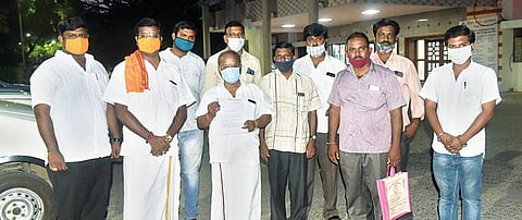 வேலூர் மாவட்டம் குடியாத்தத்தில் உள்ள கெங்கையம்மன் கோயில் சிரசு திருவிழா நடத்த அனுமதிக்கக்கோரி வேலூர் மாவட்ட ஆட்சியர் அலுவலகத்துக்கு மனு அளிக்க வந்த கோபாலபுரம் இளைஞர் நற்பணி மன்றத்தினர்.படம்: வி.எம்.மணிநாதன்