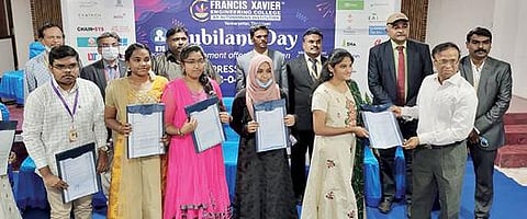 வண்ணார்பேட்டை எப்எக்ஸ் பொறியியல் கல்லூரியில் நடைபெற்ற வளாக நேர்காணலில் தேர்வு பெற்ற மாணவ, மாணவியருக்கான பணி நியமன ஆணைகளை ஸ்காட் கல்வி குழுமங்களின் தலைவர் கிளிட்டஸ்பாபு வழங்கினார்.