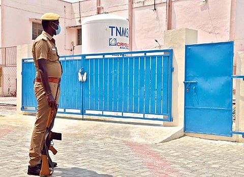 தூத்துக்குடி அரசு மருத்துவக் கல்லூரி மருத்துவமனை வளாகத்தில் உள்ள திரவ ஆக்சிஜன் கொள்கலன்களுக்கு துப்பாக்கி ஏந்திய போலீஸ் பாதுகாப்பு போடப்பட்டுள்ளது. படம்: என்.ராஜேஷ்