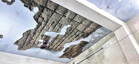 புளியங்குடியில் தபால் நிலையம் செயல்படும் பழுதடைந்த கட்டிடம்.