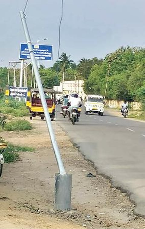 முன்னீர்பள்ளம் பேருந்து நிறுத்தம் அருகே அபாய நிலையில் சரிந்து கிடக்கும் இரும்புக் கம்பம்.