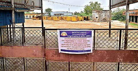 கரோனா பரவலை தடுக்கும் வகையில் மேலப்பாளையத்தில் உள்ள கால்நடைச் சந்தையை திருநெல்வேலி மாநகராட்சி நிர்வாகம் காலவரையின்றி மூடியது.