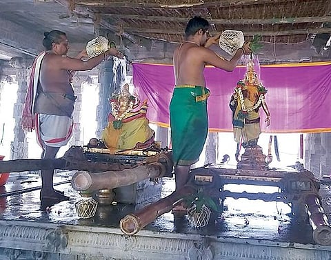 திருநெல்வேலி நெல்லையப்பர் கோயிலில் நடைபெற்ற வசந்த உற்சவத்தை முன்னிட்டு சுவாமிக்கும், காந்திமதி அம்மனுக்கும் சிறப்பு அபிஷேகம் நடைபெற்றது. இதில் பங்கேற்க பக்தர்கள் அனுமதிக்கப்படவில்லை. படம்: மு.லெட்சுமி அருண்