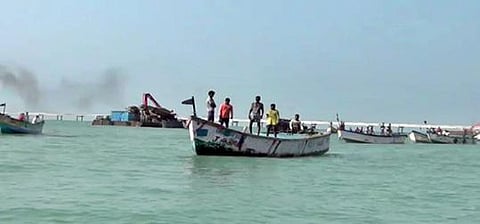 உடன்குடி அருகே கல்லாமொழி பகுதியில் படகுகளில் சென்று நிலக்கரி இறங்குதள பணிகளை முற்றுகையிட்டு மீனவர்கள் போராட்டம் நடத்தினர்.