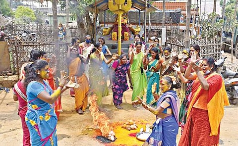 கரோனா தொற்று ஒழிய வேண்டியும், மக்களின் ஆரோக்கியம் மேம்பட வேண்டியும், சேலம் செவ்வாய்பேட்டை பெரியாண்டிச்சி அம்மன் கோயிலில் திருநங்கையர் சார்பில் சிறப்பு பூஜை நடந்தது. இதில், கும்மியடித்து அம்மனை வழிபட்ட திருநங்கையர்கள். படம்: எஸ். குரு பிரசாத்