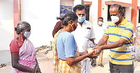 ராஜபாளையம் அரசு மகப்பேறு மருத்துவமனை வளாகத்தில் மாப்பிள்ளை விநாயகர் அறக்கட்டளை சார்பில் பொதுமக்களுக்கு உணவுப் பொட்டலங்கள் வழங்கப்பட்டன.