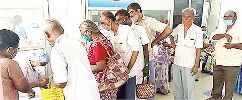 கரோனா தடுப்பூசி செலுத்திக்கொள்ள விருதுநகர் அரசு மருத்துவமனையில் நேற்று பெயர் பதிவு செய்துகொண்ட பொதுமக்கள்.