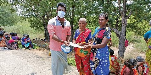 பொதிகுளத்தில் கிராம மக்களுக்கு கபசுரக் குடிநீர், முகக் கவசம் வழங்கிய நடிகர் சாந்தனு பாக்கியராஜ்.