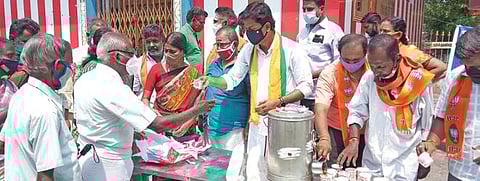 விருதுநகரில் பொதுமக்களுக்கு கபசுரக் குடிநீர் வழங்கிய பாஜக வேட்பாளர் பாண்டுரங்கன்.