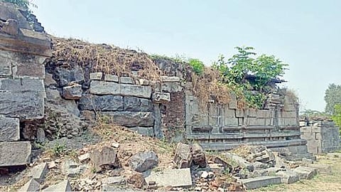 உத்திரமேரூர் அருகேயுள்ள அழிச்சூரில் சேதமைடந்த நிலையில் உள்ள அருளாளீஸ்வரர் கோயில்.