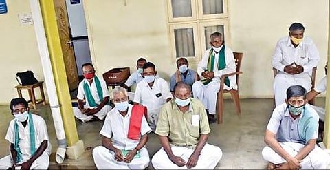 கீழ்பவானி வாய்க்கால் சீரமைப்புப் பணி தொடர்பான திட்ட அறிக்கை வழங்காததால், பொதுப்பணித்துறை அலுவலகத்தில் காத்திருப்புப் போராட்டத்தில் ஈடுபட்ட விவசாயிகள்.