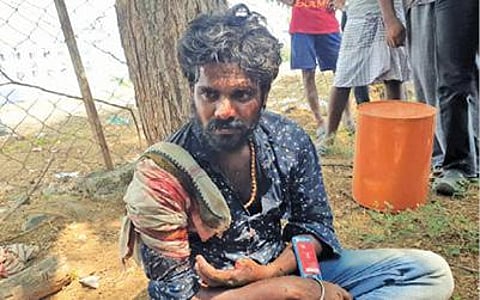 போதை இளைஞரால் போக்குவரத்து காவல் வாகனம் கடத்தல் : ஊத்துக்குளி அருகே விபத்தில் சிக்கியபோது மீட்பு