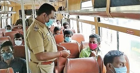 பொள்ளாச்சியிலிருந்து வால்பாறை சென்ற பேருந்தை ஆழியாறு சோதனைச்சாவடி யில் நிறுத்தி பயணிகளின் ஆவணங்களை ஆய்வு செய்த போலீஸார்.