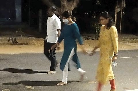 திமுக தலைவர் மு.க.ஸ்டாலின் மகள் செந்தாமரை திருவண்ணாமலையில் சித்ரா பவுர்ணமிக்கு கிரிவலம் சென்றதாக வெளியான படத்தால் சர்ச்சை ஏற்பட்டது.