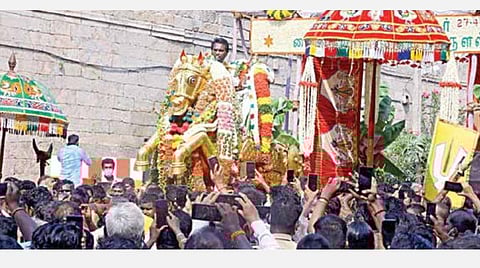 கோயில் வளாகத்தில் உருவாக்கப்பட்ட செயற்கை வைகை ஆறு: வெண் பட்டு உடுத்தி ஆற்றில் இறங்கினார் கள்ளழகர்