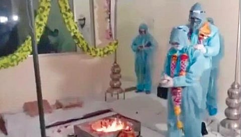 ம.பி.யில் கரோனா பாதுகாப்பு உடையில் திருமணம் செய்துகொண்ட மணமக்கள்.