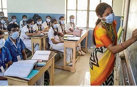 மே 1 முதல் ஆசிரியர்கள் பள்ளிகளுக்கு வரத் தேவையில்லை: பள்ளிக் கல்வித்துறை அறிவிப்பு