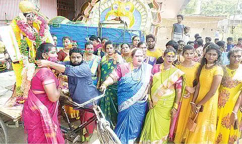 வேலூர் ஓல்டு டவுன் பகுதியில் உள்ள கூத்தாண்டவர் கோயில் திடலில் அரவானையை அலங்கரித்து வழிபாடு செய்த பின் தாலி கட்டிக்கொண்ட மூன்றாம் பாலினத்தவர். படம்:வி.எம்.மணிநாதன்.