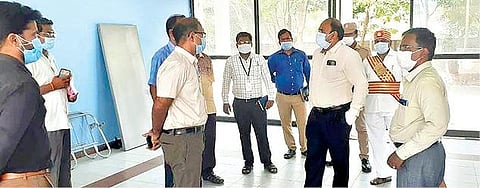 ஆம்பூர் கே.ஏ.ஆர். பாலிடெக்னிக் கல்லூரியில் அமைக்கப்பட்டுள்ள கரோனா சிறப்பு வார்டில் கரோனா நோயாளிகளுக்கு அளிக்கப்படும் சிகிச்சை முறைகள் குறித்து கேட்டறிந்த திருப்பத்தூர் மாவட்ட ஆட்சியர் சிவன் அருள்.