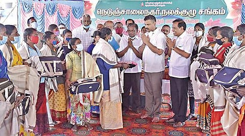 சேலம் நெடுஞ்சாலை நகர் நலக்குழு சார்பில் தூய்மைப் பணியாளர்களுக்கு சால்வை அணிவித்து, பாராட்டு தெரிவிக்கப்பட்டது. படம்: எஸ். குரு பிரசாத்