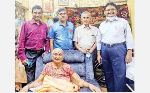 மகன்கள் மற்றும் உறவினருடன் டாக்டர் ஆர்.பத்மாவதி.