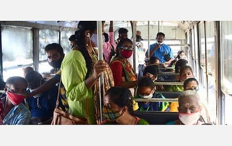 குறுகிய தூரப் பேருந்துகளில் பயணிகள் அதிகளவில் நின்றுகொண்டு பயணம்: கரோனா வைரஸ் பரவும் அச்சம்