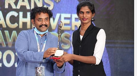 சிறந்த வழக்கறிஞர் மாணவிக்கான விருதை உச்ச நீதிமன்ற வழக்கறிஞர் பிரபாகரனிடமிருந்து பெறும் திருநங்கை கண்மணி.