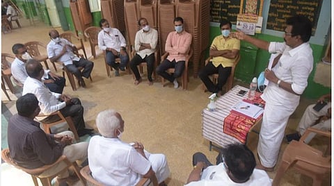 வேலூரில் நடைபெற்ற வணிகர் சங்கங்களின் பேரமைப்பு ஆலோசனைக் கூட்டத்தில் மாவட்டத் தலைவர் ஞானவேலு பேசினார்.