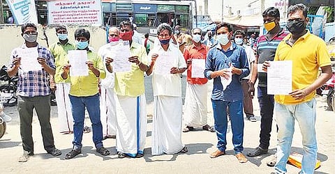 வந்தவாசியில் முடி திருத்தும் கடைகளை திறக்க அனுமதிக்கக்கோரி வட்டாட்சியரிடம் மனு அளிக்க வந்த தொழிலாளர்கள்.