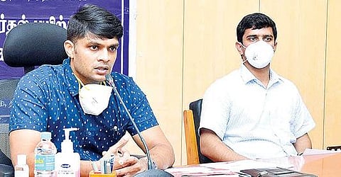 திருவண்ணாமலை மாவட்ட ஆட்சியர் அலுவலகத்தில் வாக்கு எண்ணும் பணிக்காக நியமிக்கப்பட்டுள்ள 171 நுண் பார்வையாளர்களுக்கான பயிற்சி முகாமில் பேசும் ஆட்சியர் சந்தீப் நந்தூரி.