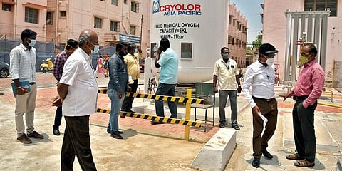 தூத்துக்குடி அரசு மருத்துவக் கல்லூரி மருத்துவமனை வளாகத்தில் உள்ள ஆக்சிஜன் கொள்கலன்களை மருத்துவ குழுவினர் மற்றும் பொதுப்பணித்துறை அதிகாரிகள் ஆய்வு செய்தனர். படம்: என்.ராஜேஷ்