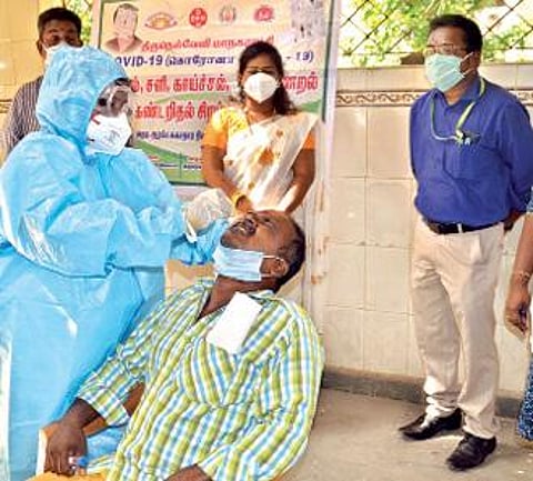 வாக்கு எண்ணும் பணியில் ஈடுபடுவோருக்கு பாளையங்கோட்டை பேருந்து நிலையம் அருகே உள்ள மாநகராட்சி திருமண மண்டபத்தில் கரோனா பரிசோதனை மேற்கொள்ளப்பட்டது. (அடுத்த படம்) தூத்துக்குடி மாவட்ட ஆட்சியர் அலுவலக வளாகத்தில் வாக்கு எண்ணும் மையத்துக்கு செல்லும் அரசு அலுவலர்களுக்கான கரோனா பரிசோதனை முகாம் நடைபெற்றது. படங்கள்: மு.லெட்சுமி அருண், என்.ராஜேஷ்