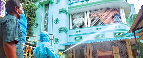 கரோனா பரவலை கட்டுப்படுத்தும் பொருட்டு நாகர்கோவிலில் உள்ள தொழிலாளர் வருங்கால வைப்பு நிதி அலுவலகத்தில் கிருமி நாசினி தெளிக்கும் சுகாதாரத்துறை ஊழியர்கள்.