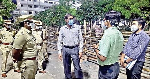 திருச்செங்கோடு வாக்கு எண்ணும் மையத்தில் மேற்கொள்ள வேண்டிய கரோனா தொற்று தடுப்பு நடவடிக்கை குறித்து நாமக்கல் மாவட்ட ஆட்சியர் கா.மெகராஜ் சுகாதாரத் துறை அலுவலர்களுடன் ஆலோசனை நடத்தினார்.