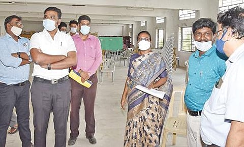 காஞ்சிபுரம் ஐயங்கார்குளம் பகுதியில் அமைக்கப்படும் கரோனா தடுப்பு மையத்தை ஆய்வு செய்கிறார் மாவட்ட ஆட்சியர் மகேஸ்வரி.