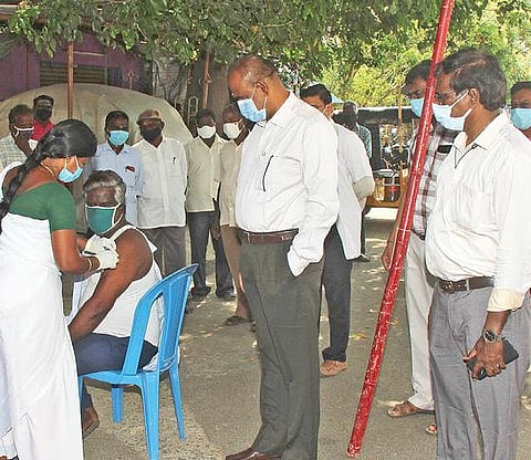 திருவள்ளூர் மாவட்டத்தில் கரோனா தடுப்பூசி போடும் 2 நாள் சிறப்பு முகாம் நேற்று தொடங்கியது. இம்முகாமை திருவள்ளூர் நகராட்சி பகுதியில் மாவட்ட ஆட்சியர் பொன்னையா நேரில் ஆய்வு செய்தார்.