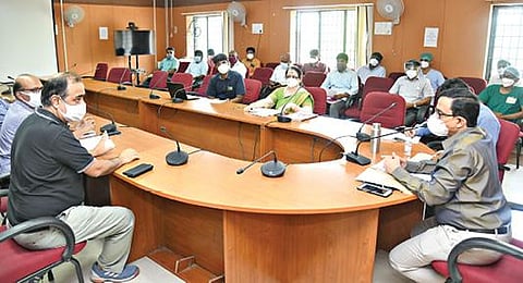 தனியார் ஆக்சிஜன் உற்பத்தி நிறுவனங்கள், விநியோகஸ்தர்கள் மற்றும் மருத்துவ அலுவலர்கள் பங்கேற்ற ஆலோசனைக் கூட்டம் சேலம் ஆட்சியர் அலுவலகத்தில் நடந்தது. கூட்டத்தில், ஆட்சியர் ராமன் பேசினார்.