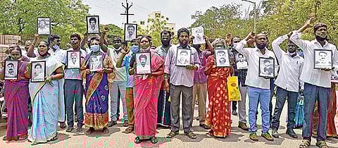 தூத்துக்குடி ஸ்டெர்லைட் ஆலையை திறக்க எதிர்ப்பு தெரிவித்து, 2018-ம் ஆண்டு துப்பாக்கிச் சூட்டில் பலியானவர்களின் குடும்பத்தினர் மற்றும் காயமடைந்தவர்கள், ஆட்சியர் அலுவலகம் முன்பு போராட்டத்தில் ஈடுபட்டனர். படம்: என்.ராஜேஷ்