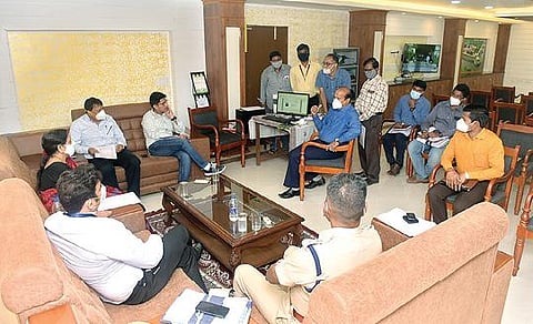 வேலூர் மாவட்ட ஆட்சியர் அலுவலகத்தில் சட்டப்பேரவை தேர்தல் வாக்கு எண்ணும் பணியில் ஈடுபடவுள்ள அலுவலர்களுக்கு கணினி குலுக்கல் முறையில் பணி ஒதுக்கீடு ஆட்சியர் சண்முகசுந்தரம் தலைமையில் நடந்தது. அருகில், தேர்தல் பார்வையாளர்கள் முகமது அப்துல் அசீம், சித்தரஜ்ஜன் குமார், விபுள் உஜ்வால், சத்தியவாணி, மாவட்ட காவல் கண்காணிப்பாளர் செல்வகுமார், மாவட்ட வருவாய் அலுவலர் பார்த்தீபன் உள்ளிட்டோர். படம்: வி.எம்.மணிநாதன்