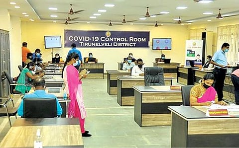 திருநெல்வேலி மாவட்ட ஆட்சியர் அலுவலகத்தில் இணையதளம், தொலைத் தொடர்பு வசதிகளுடன் அமைக்கப்பட்டுள்ள கரோனா கட்டுப்பாட்டு அறை .