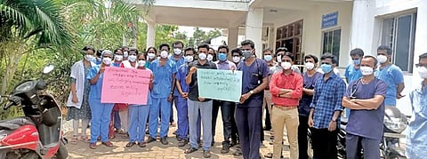 திருநெல்வேலி அரசு மருத்துவக் கல்லூரி மருத்துவமனையில் முதுகலை மருத்துவ மாணவர்கள் பணிகளை புறக்கணித்து போராட்டத்தில் ஈடுபட்டனர்.