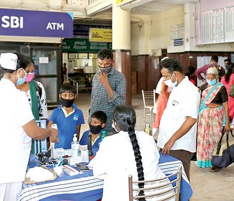 திருநெல்வேலி ரயில் நிலையத்தில் பயணிகளுக்கு கரோனா பரிசோதனை மேற்கொள்ளப்படுகிறது.