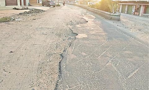 சீரமைக்கப்படாத பெருந்துறை பழைய பேருந்து நிலைய சாலை.