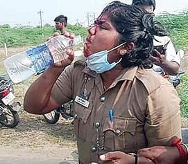 சிவகாசி அருகே கிராம மக்கள் சாலை மறியல்: பெண் காவலர் மீது தாக்குதல்