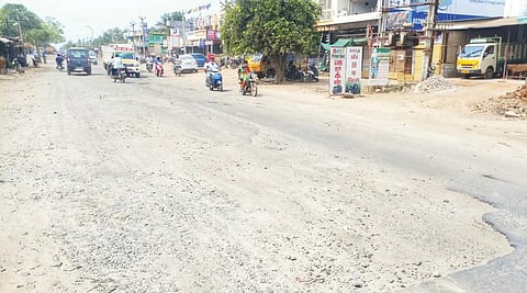 வடலூர் உழவர்சந்தை எதிரில் குண்டும் குழியுமாக போக்குவரத்து செல்ல முடியாத நிலையில் உள்ள சாலை.