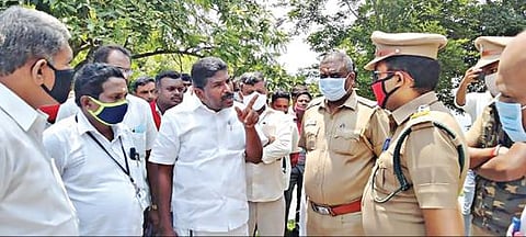 தாளவாடி செல்ல தலமலை சாலையில் கட்டணமின்றி அனுமதிக்க வேண்டுமென, திம்பம் சோதனைச் சாவடியில் வனத்துறை மற்றும் காவல்துறை அதிகாரிகளிடம் முறையிடும் பவானி சாகர் தொகுதி இந்திய கம்யூனிஸ்ட் கட்சி வேட்பாளர் பி.எல்.சுந்தரம்.