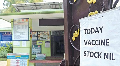 திருப்பூர், கோவையில் கரோனா தடுப்பூசி தட்டுப்பாடு : 2-ம் தவணை செலுத்த முடியாமல் பொதுமக்கள் ஏமாற்றம்